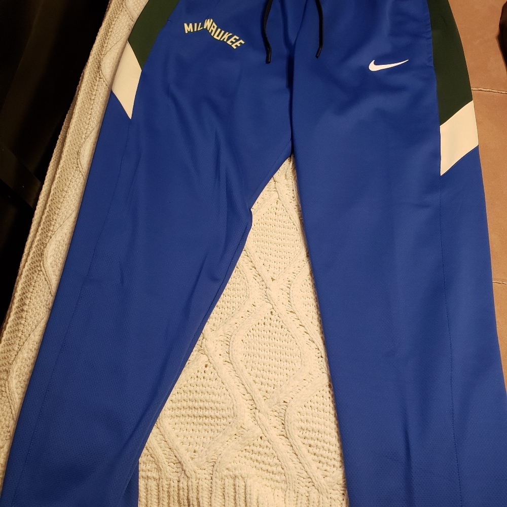 Nike NBA Milwaukee Therma flex/Dry fit warm up pants
